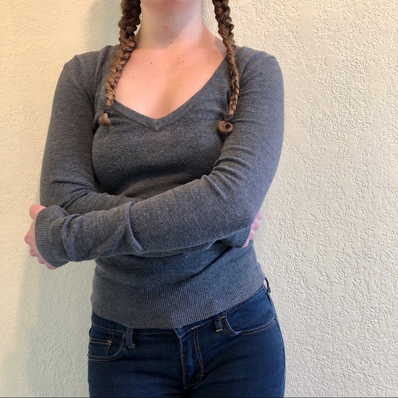 Basic gray v-neck sweater - Picture 2 of 6